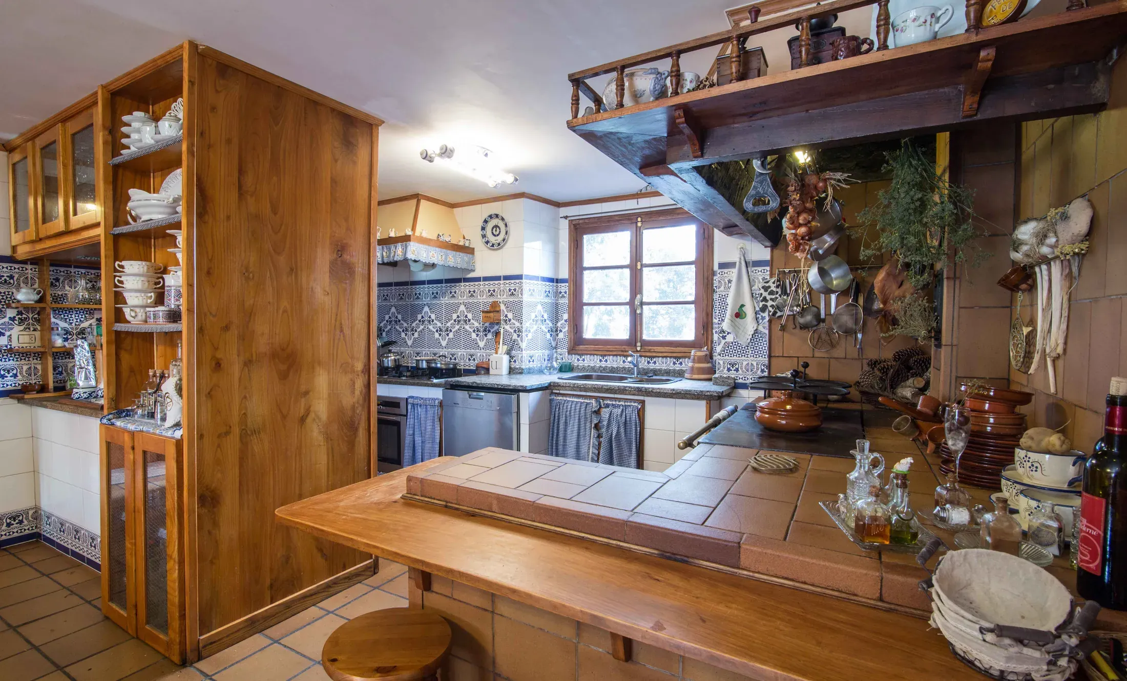 Cocina rústica de madera con alicatado y encimera de piedra
