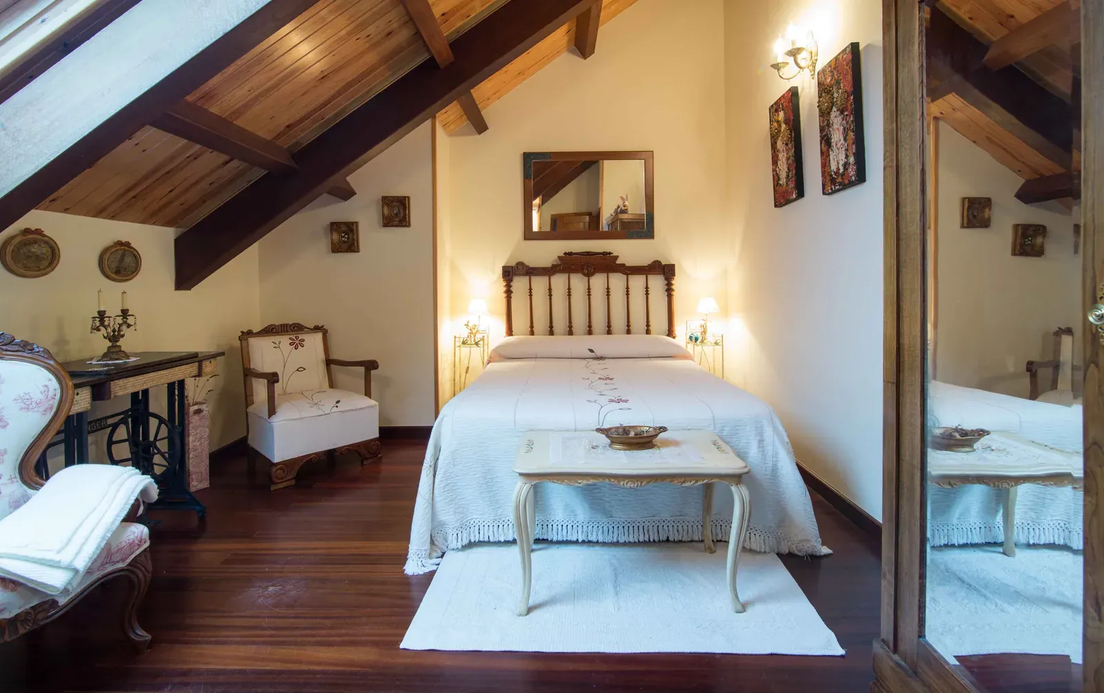 Habitación doble bajo el tejado de madera, con cama y escritorio